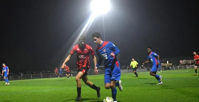 photo  le derby entre saumur et longué s’est déroulé ce samedi soir.  &copy;  photo co - michel durigneux 