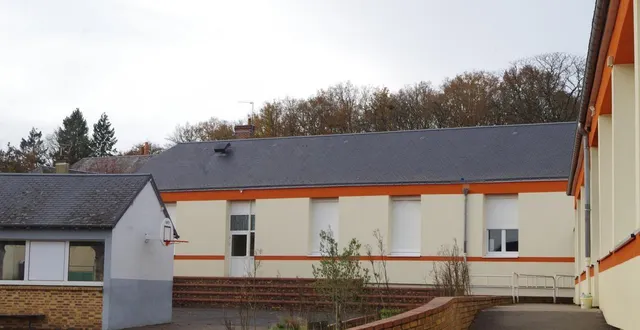 photo  le préau en toile tendue sera installé dans la cour de l’école louise-michel, entre les gradins et le petit abri de ping-pong/panneau de basket.  &copy;  le maine libre 