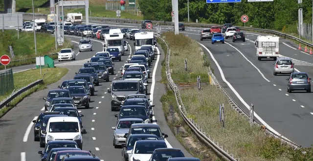 photo  le matin comme le soir, la circulation se densifie fortement aux abords d’angers. c’est le cas encore, ce lundi 15 décembre 2025.  &copy;  archives co – laurent combet 