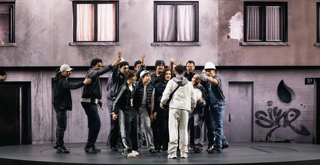 photo  les cultures urbaines, exploitées comme jamais dans une comédie musicale, remarquablement mises en scènes et interprétées par la troupe de «la haine».  &copy;  pauline salles 