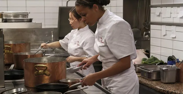 photo  kadelina fang et yowa-angélys tshikaya dans bistronomia.  &copy;  © nicolas robin - france télévisions 