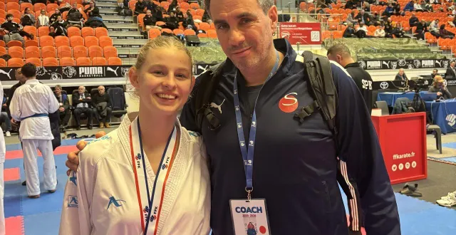 photo  hermione kerneur, ici avec dimitri deniau, son entraîneur, réalise une très belle performance en décrochant la médaille de bronze.  &copy;  samouraï 2000 