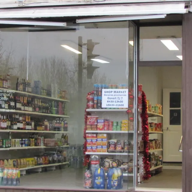 photo le shop market sera ouvert sept jours sur sept place de la république à malicorne-sur-sarthe.  ©  ouest-france