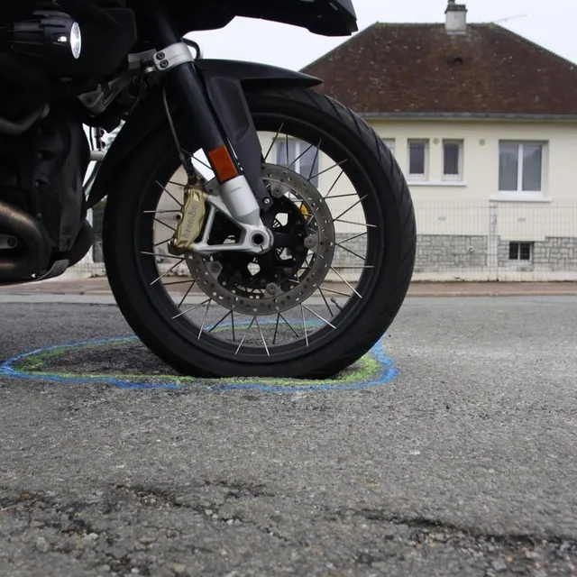 photo les nids-de-poule ont été entourés.  ©  ffmc 72