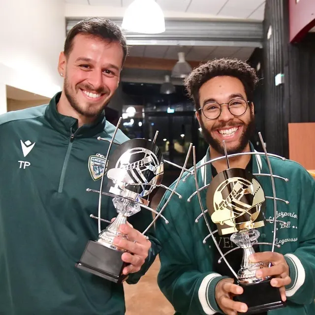 photo thomas pecquenard et noah liaigre arborent fièrement leur trophée, symbole de leur place sur le podium du classement des étoiles de d1.  ©  co - marie delage
