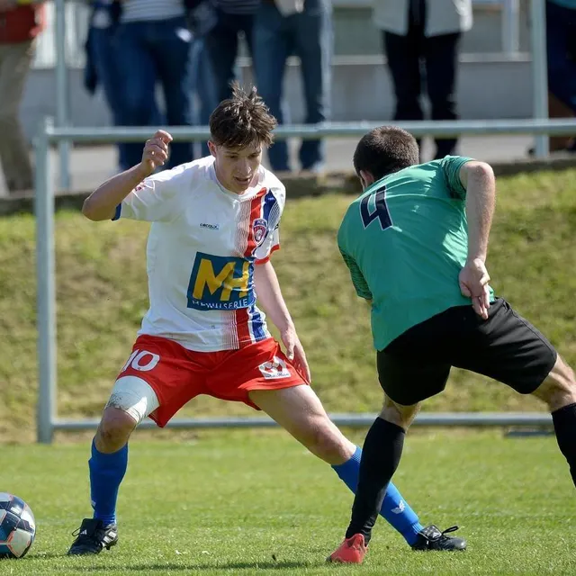 photo avant de rejoindre le niveau r1 à bressuire, hugo jamin a fait danser les défenseurs de d1.  ©  co - stéphane séguinard