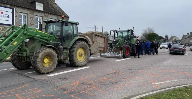 photo  près de trente tracteurs ont maintenu un barrage filtrant à fromentel, dans l’orne, ce lundi 15 décembre 2025.  &copy;  ouest-france 