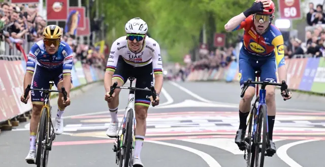 photo  mattias skjelmose (à droite) lors de sa victoire sur l’amstel gold race.  &copy;  dirk waem/belga via afp 