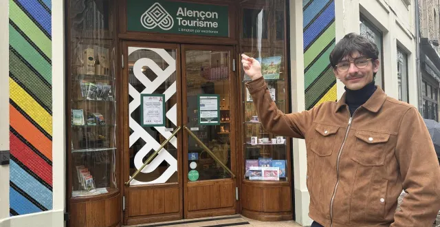 photo  une carte de pablo raison, artiste originaire de mayenne, est à vendre à l’office de tourisme d’alençon (orne).  &copy;  ouest-france 