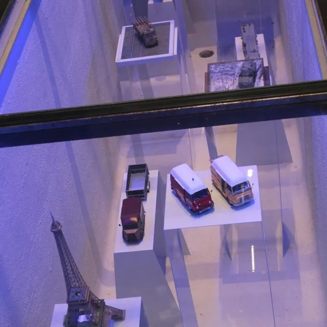photo les fosses du garage ont été conservées et exposent les maquettes, mises en valeur par le rétro éclairage des cavités. les visiteurs découvrent les maquettes… sous leurs pieds !  ©  ouest-france