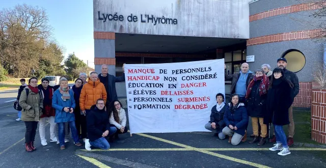 photo  90 % des enseignants, 100 % des aesh et le secrétariat de direction sont en grève, ce lundi 15 décembre, pour manifester face au manque de moyens humains qui s’est accentué depuis la rentrée scolaire au lycée public de l’hyrôme, à chemillé-en-anjou (maine-et-loire).  &copy;  dr 