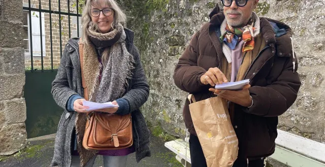 photo  soizic le gratiet et nicolas boualami ont distribué des flyers contre la carrière de montreuil-au-houlme, à putanges samedi 13 décembre.  &copy;  ouest-france 