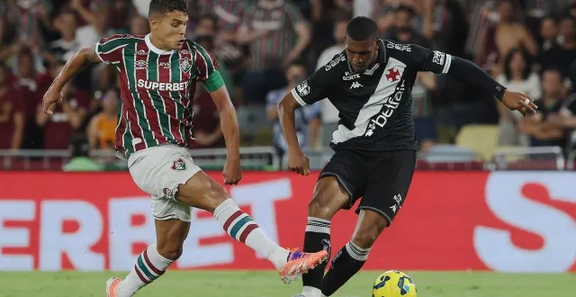 photo  thiago silva (à gauche) pourrait revenir en europe pendant six mois avant de prendre sa retraite.  &copy;  wagner meier / afp 