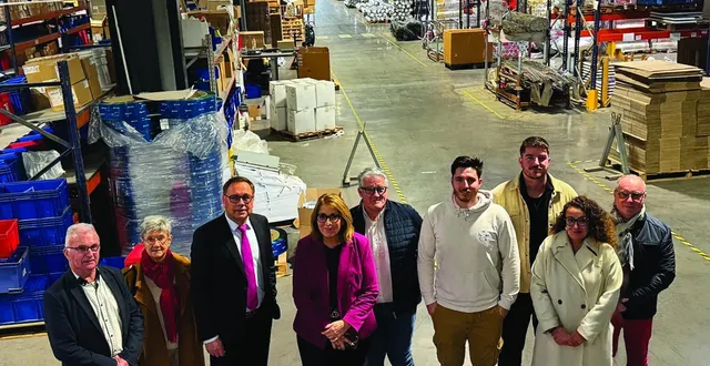 photo  christophe, fabienne et hugo entourés par les élus et le maire frédéric mortier  &copy;  co 