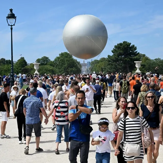 Des touristes et parisiens devant la flamme olympique, à Paris, en juillet 2024. Stéphane Geufroi / ARCHIVES Ouest-France photo des touristes et parisiens devant la flamme olympique, à paris, en juillet 2024. © stéphane geufroi / archives ouest-france