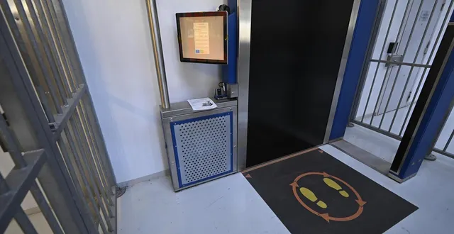 photo  l’avocat a sonné à trois reprises au passage du portique à ondes millimétriques, qui a signalé quelque chose de suspect au niveau de ses parties intimes.  &copy;  archives vincent michel / ouest-france 