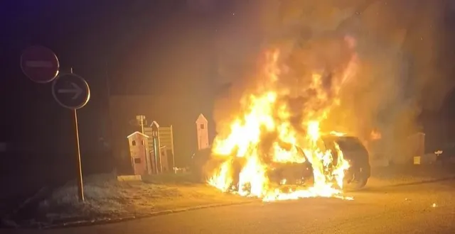 photo  le mesnil-en-vallée (mauges-sur-loire), nuit du 10 au 11 décembre 2025. deux voitures ont brûlé au carrefour de la rue nationale et de la rue des mauges.  &copy;  co – lucie chauvet 