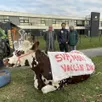 photo partis de fromentel, les 80 éleveurs protestant contre la gestion de la crise bovine de la dnc se sont retrouvés devant la sous-préfecture d’argentan.