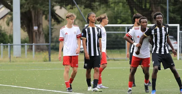 photo  maël gernigon (au centre) : un nouveau jeune promu chez les pros à angers sco.  &copy;  philippe naudin 