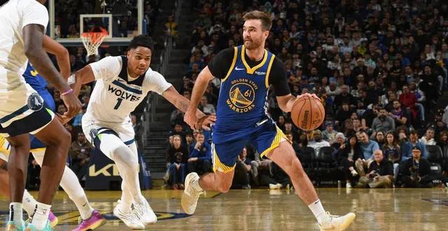 photo  pat spencer sous le maillot des golden state warriors face aux minnesota timberwolves, le 12 décembre 2025.  &copy;  noah graham / getty images via afp 