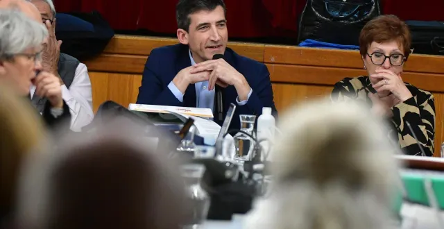 photo  saint-rémy, lundi 15 décembre. jérôme baloge, président de l’agglo et maire de niort, a présenté les orientations budgétaires 2026.  &copy;  co – marie delage 