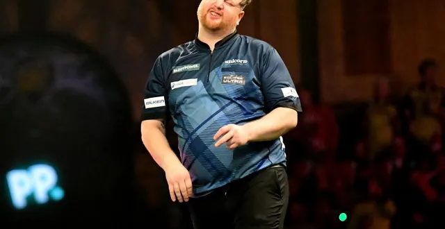 photo  cameron menzies s’est blessé à la main de frustration après sa défaite contre charlie manby.  &copy;  dennis goodwin / afp 