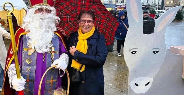 photo  la couleur téléthon autour du cou, arlette marcadé, adjointe, et saint-nicolas lors de la distribution des bonbons.  &copy;  arlette marcadé 