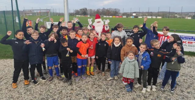 photo  les jeunes ont posé pour la photo avec le père noël.  &copy;  le maine libre 
