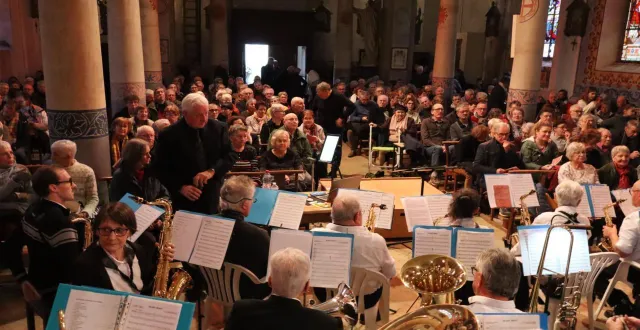 photo  le public, nombreux à assister à cet après-midi musical.  &copy;  le maine libre 