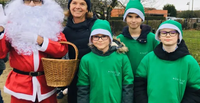 photo  le père noël est venu animer le marché de noël accompagné de la maire véronique cantin et des petits lutins.  &copy;  le maine libre 