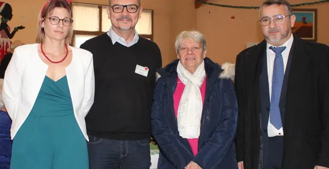 photo  la fête de noël s’est déroulée en présence de jean-yves lecoq, maire, éliane andré, 2e adjointe, frédéric trivier, directeur de l’ehpad et alicia, animatrice.  &copy;  le maine libre 