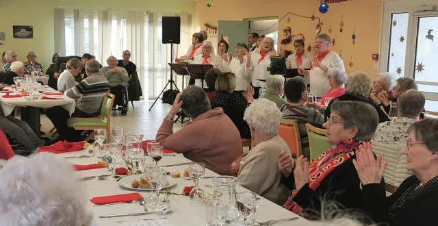 photo  la chorale de spay a mis de l’ambiance au repas de noël de la résidence du soleil.  &copy;  le maine libre 