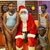 photo  de jeunes nageurs posent avec le sourire près du père noël 