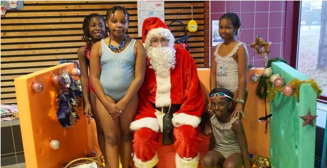 photo  de jeunes nageurs posent avec le sourire près du père noël  &copy;  le maine libre 