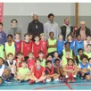 photo  les trois joueurs du msb, au centre avec les u7 et u9 des js coulaines. 
