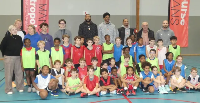 photo  les trois joueurs du msb, au centre avec les u7 et u9 des js coulaines.  &copy;  le maine libre 