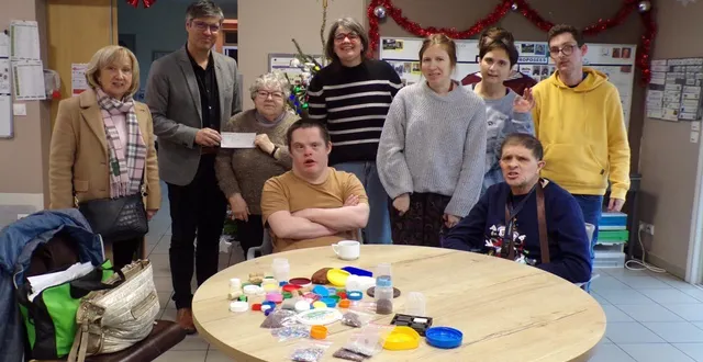 photo  la remise du chèque de 400 € au foyer de vie les hêtres à ruaudin qui s’est inscrit dans l’opération bouchons 72.  &copy;  le maine libre 