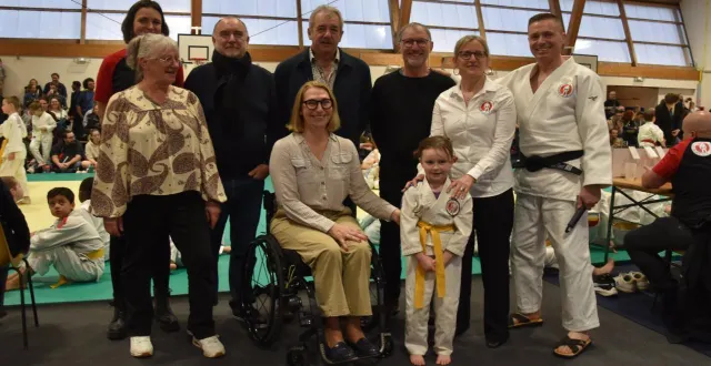photo  les élus rencontrant karine jouanneau, présidente, et david mezerette, professeur.  &copy;  le maine libre 