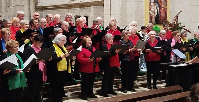 photo  dimanche 14 décembre, le chef de chœur angevin benjamin réthoré et les 50 choristes de chalonnes-sur-loire et sceaux-d’anjou ont enchanté les 350 spectateurs en l’église saint maurille. la chorale a travers chants lance un appel pour recruter des voix d’homme, ténor ou basse.  &copy;  ouest-france 