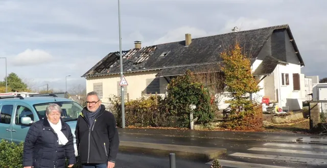 photo  philippe maillard (à droite) en entrée de ville devant les pavillons en démolition  &copy;  ouest-france 