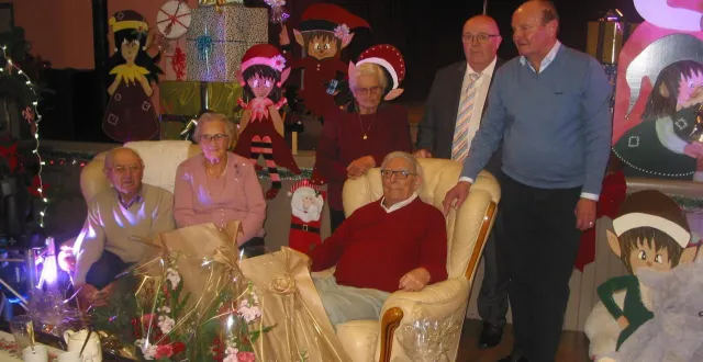 photo  les doyens entourés des élus : de gauche à droite, marcel caignard, denise lenormand, alice durand, daniel gautun, jean grimbert, maire, et michel stimac, adjoint aux affaires sociales.  &copy;  ouest-france 