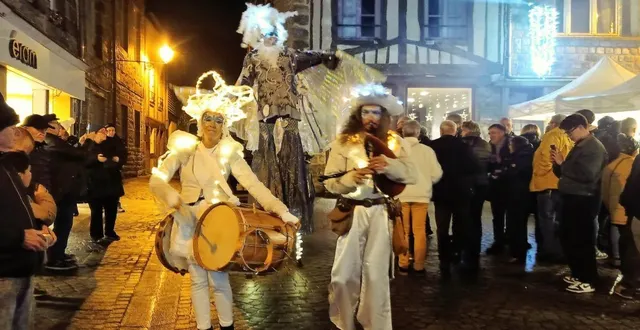 photo  le spectacle artik’art proposé en plusieurs déambulations de personnages lumineux, à travers le marché, par la compagnie cow prod, a vraiment été apprécié par le public.  &copy;  ouest-france 