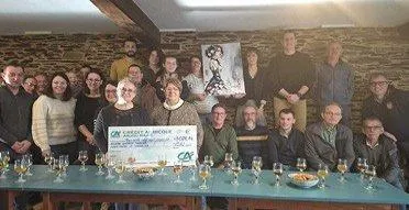 photo  une vingtaine de bénévoles d’octobre rose sont venus pour la remise du chèque à monique gasnier de l’antenne de segré de la lutte contre le cancer.  &copy;  co. 