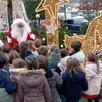 photo  des élèves des classes de maternelle de l’école jean-madeleine, ravis de rencontrer le père noël pour de vrai. 