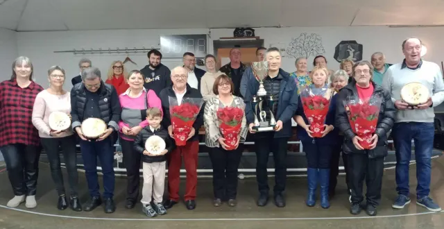 photo  la finale du challenge de noël de la société des abeilles s’est déroulée dimanche 14 décembre dans l’après-midi, après une dégustation d’huîtres. sur le score 12 à 4, michelle bricaud et patrick roger ont remporté la victoire face à jean-loup frelat et nelly belouin. chaque participant est reparti avec des chocolats.  &copy;  co 