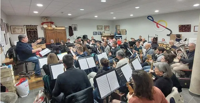 photo  l’écho musical en pleine répétition sous la baguette de denis fallempin.  &copy;  co 
