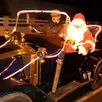 photo  faute de neige pour son traîneau, le père noël est arrivé au marché dans une voiture ancienne 