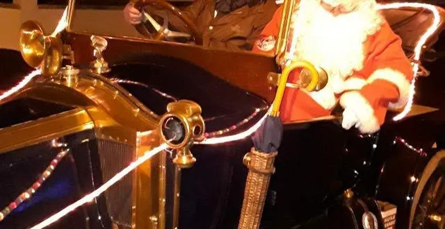 photo  faute de neige pour son traîneau, le père noël est arrivé au marché dans une voiture ancienne  &copy;  co. 