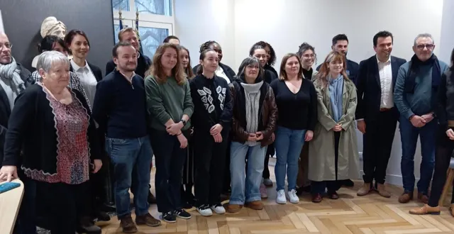 photo  les nouveaux agents, entourés d’élus et d’elsa pastor (à droite), la directrice générale des services de la ville.  &copy;  co. 