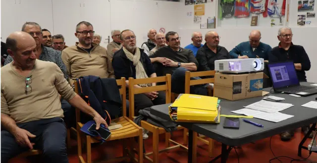 photo  une vingtaine de cyclotouristes, sur trente-six adhérents, ont assisté à l’assemblée générale du cyclo-club de chalonnes - rochefort-sur-loire.  &copy;  co 